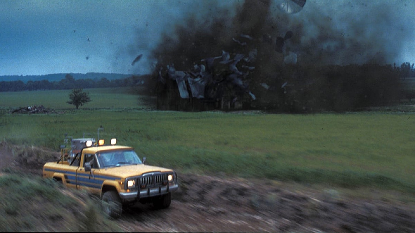 Flight from an oncoming tornado in Twister (1996)