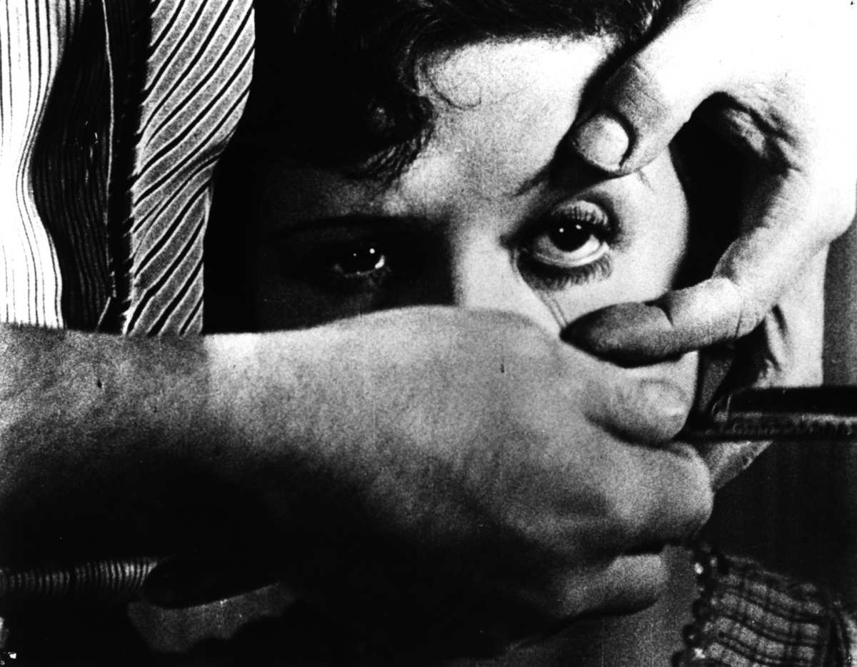 The eyeball slicing scene in Un Chien Andalou (1928)