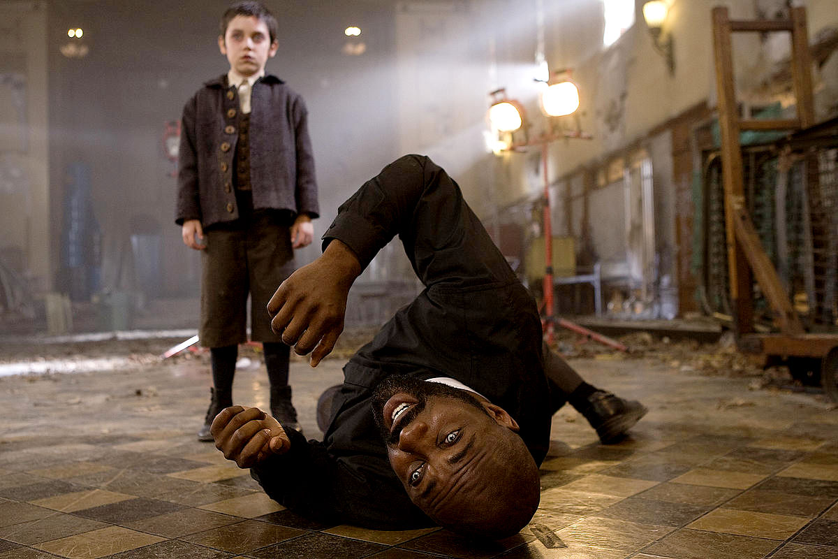 Evil twin Ethan Cutkosky causes Idris Elba to writhe in pain in The Unborn (2009)