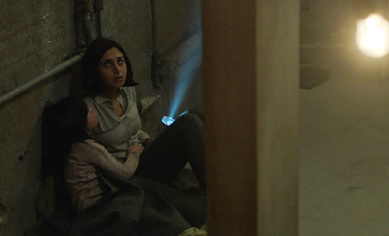 Narges Rashidi hides from possible djinn with daughter Avin Manshadi in Under the Shadow (2016)