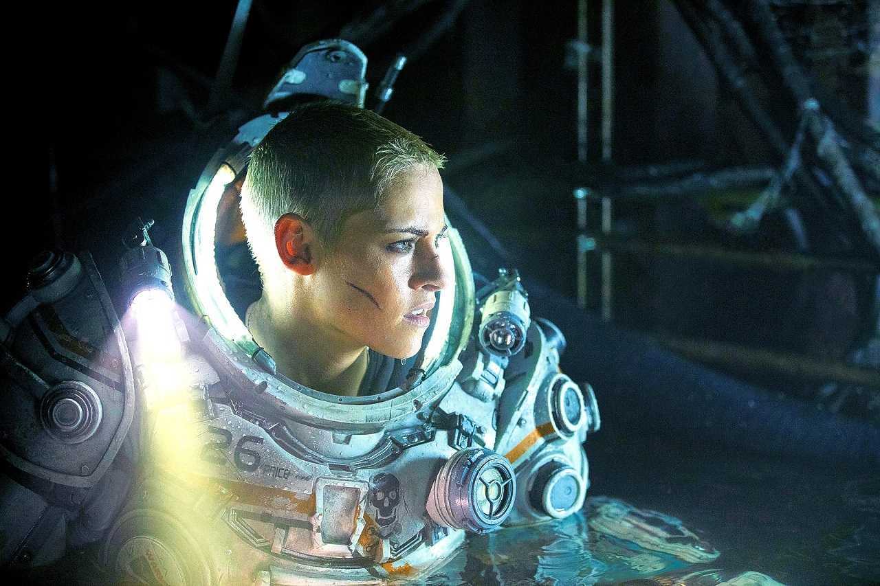 Kristen Stewart goes deep sea diving in Underwater (2020)