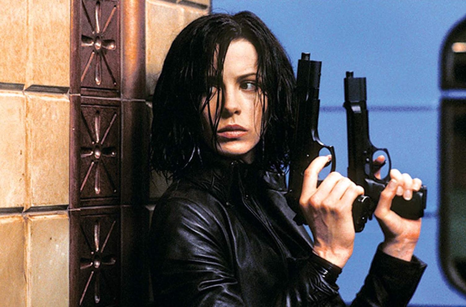 Selene (Kate Beckinsale) ready for action in Underworld (2003)