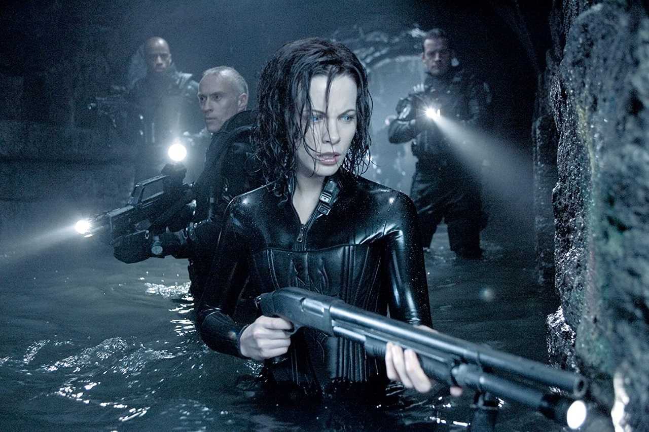 Selene (Kate Beckinsale) goes into action in Underworld Evolution (2006)