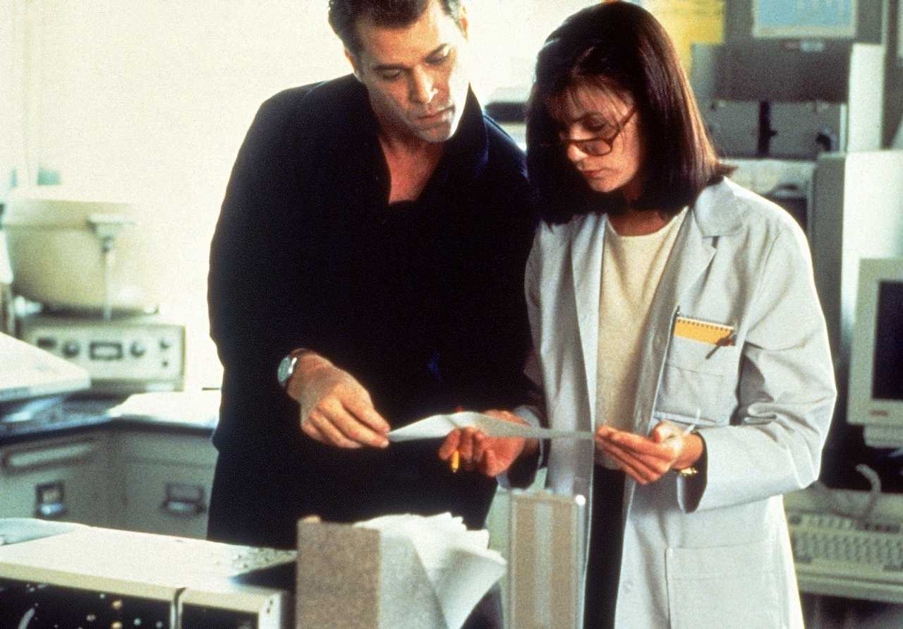 Ray Liotta and Linda Fiorentino in Unforgettable (1996)