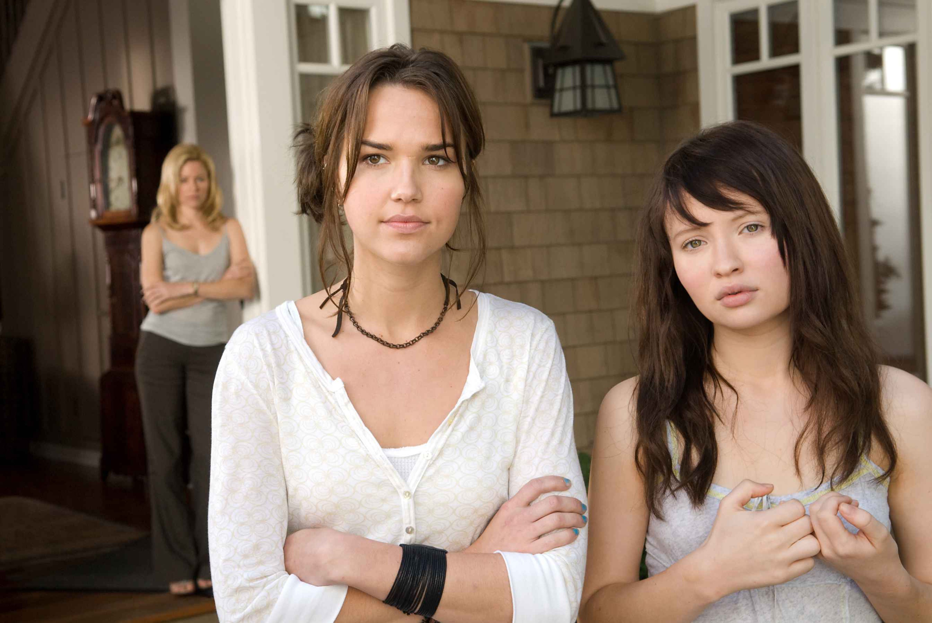 Sisters (l to r) Arielle Kebbel and Emily Browning while evil stepmother Elizabeth Banks lurks in the background in The Uninvited (2009)
