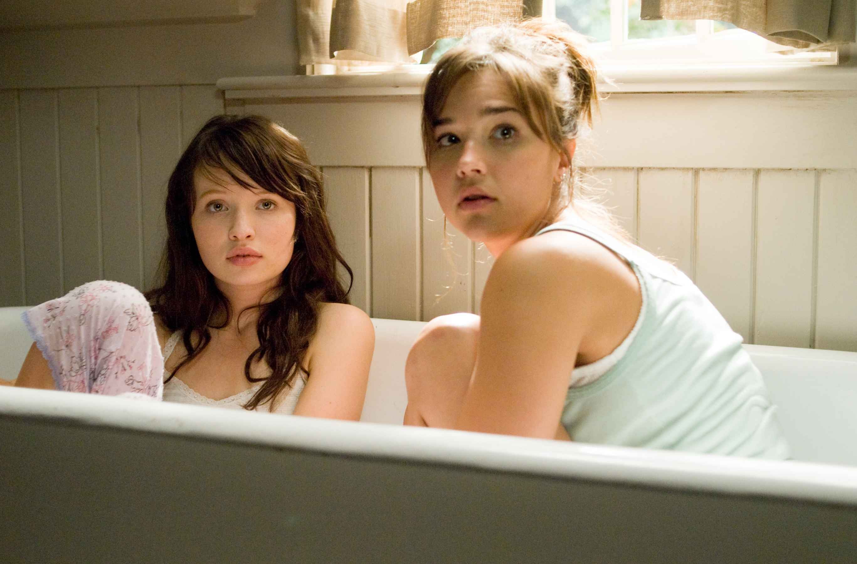 (l to r) Sisters Anna (Emily Brwning) and Alex (Arielle Kebbel) in The Uninvited (2009)