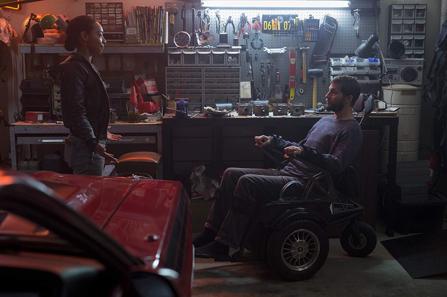 A wheelchair-ridden Logan Marshall-Green questioned by detective Betty Gabriel in Upgrade (2018)