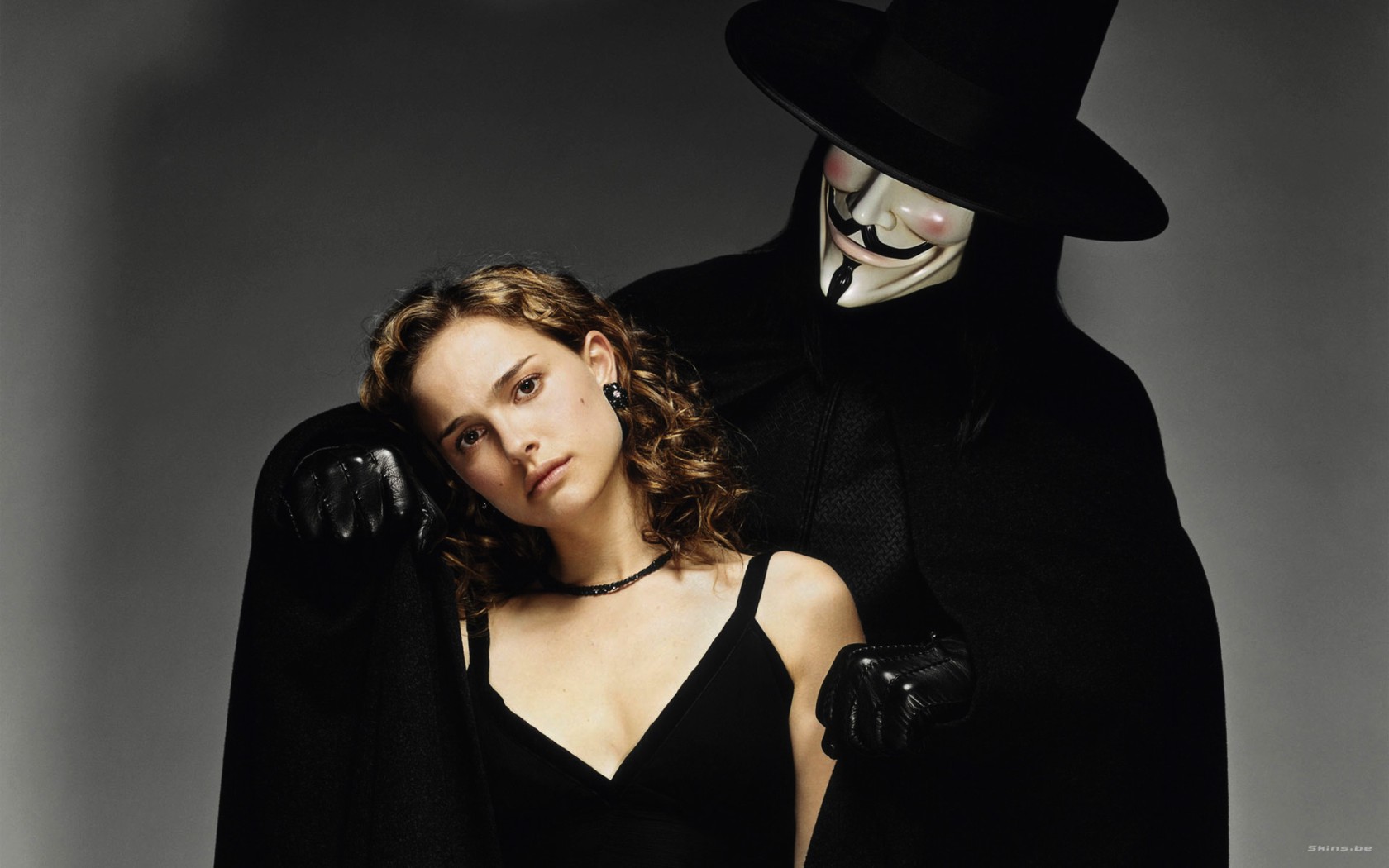 V (Hugo Weaving) woos Evey Hamilton (Natalie Portman) in V for Vendetta (2006)