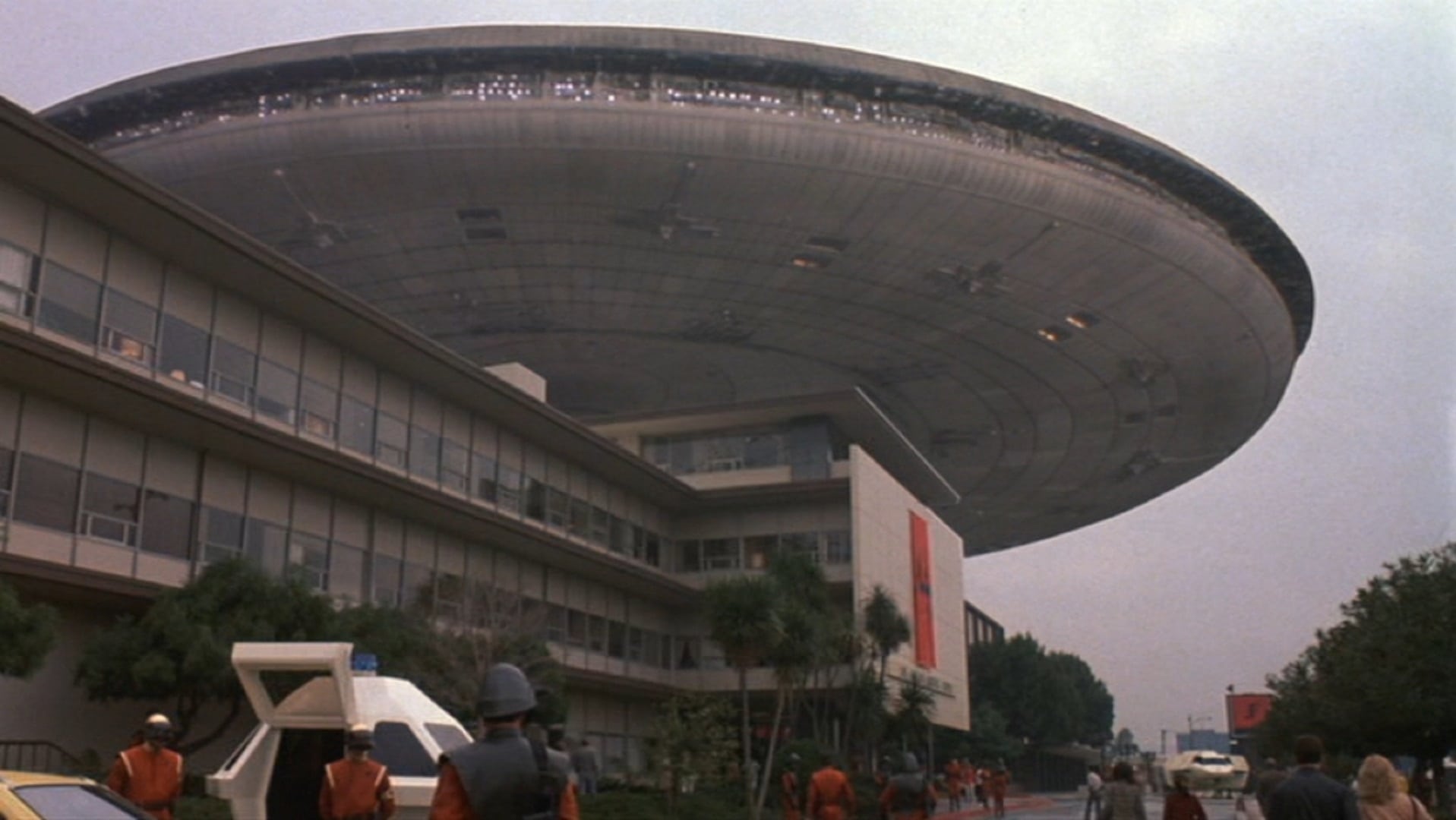A Visitor ship hangs over the city in V: The Final Battle (1984)