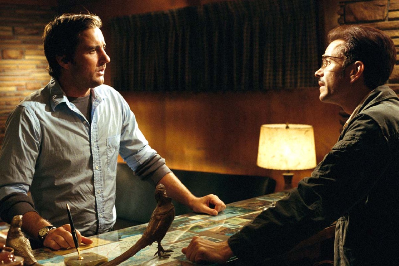 Luke Wilson and motel manager Frank Whaley in Vacancy (2007)