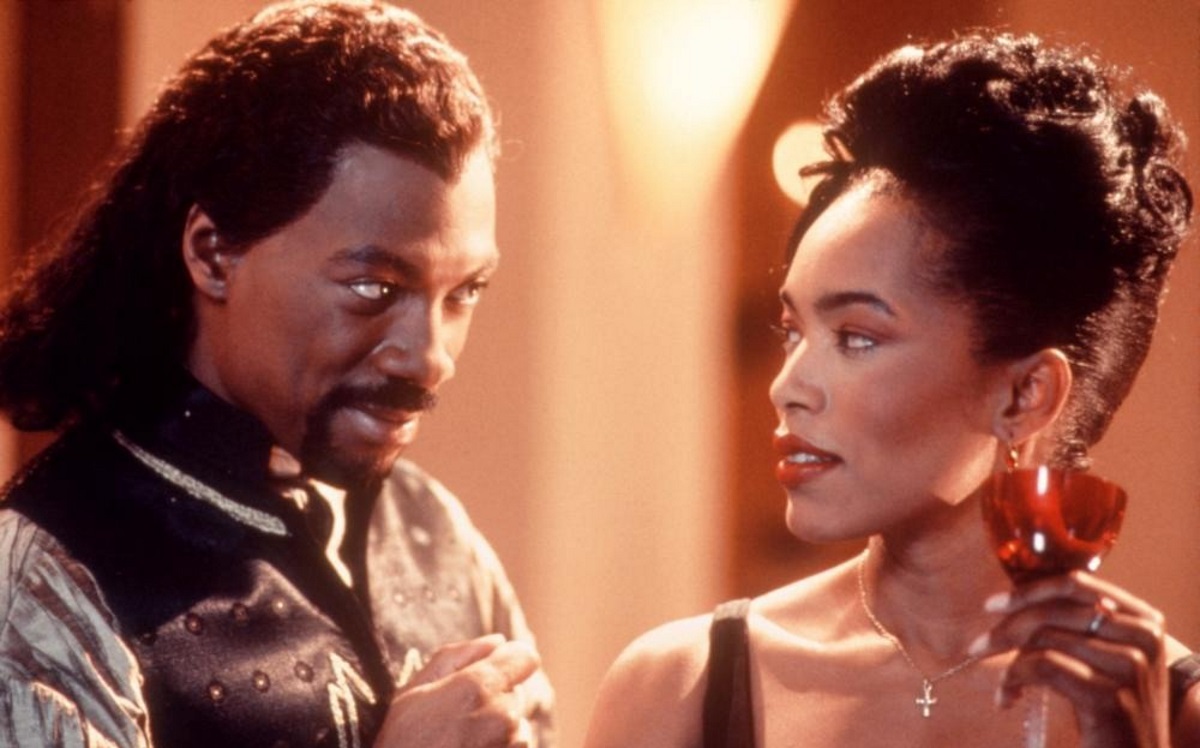 Eddie Murphy woos Angela Bassett in Vampire in Brooklyn (1995)