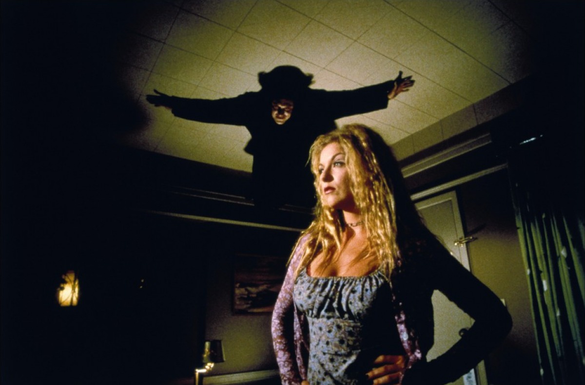 The vampire Valek (Thomas Ian Griffith) prepares to swoop on Sheryl Lee in Vampires (1998)