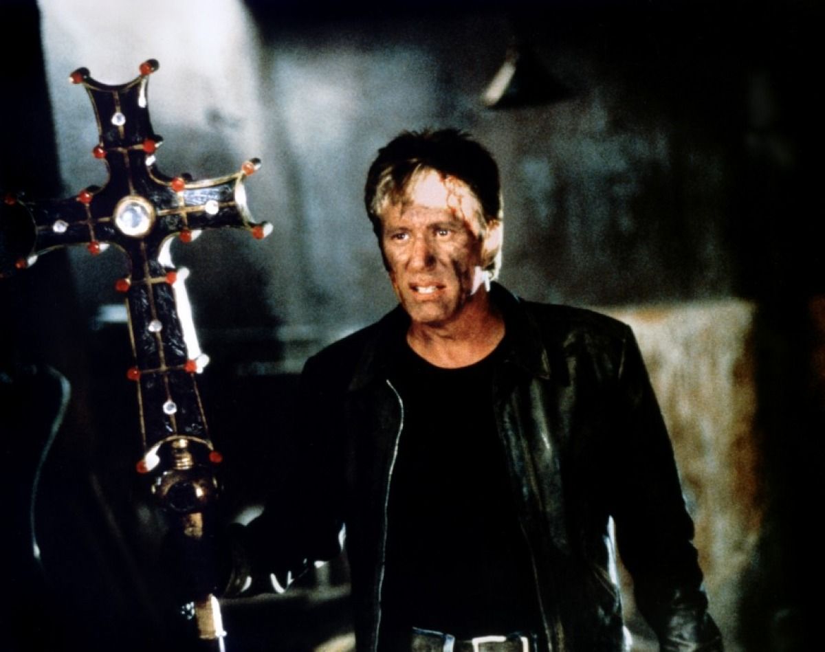 James Woods heads into action as vampire hunter Jack Crow in Vampires (1998)