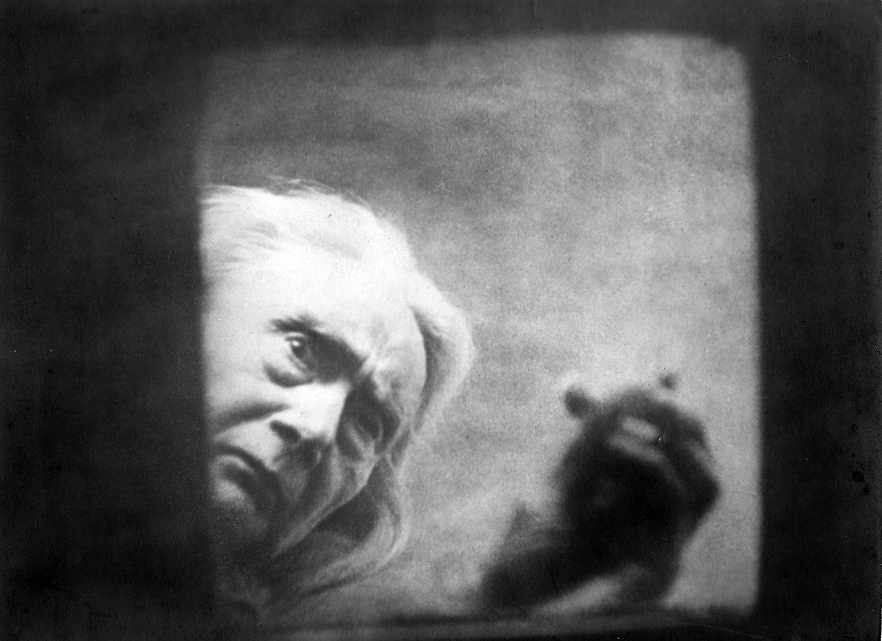 Margeurite Chopin (Henriette Gerard) looks down into the coffin in Vampyr (1932)