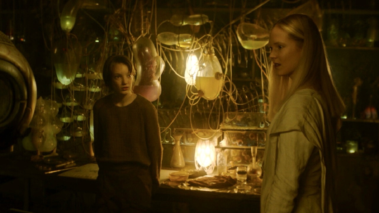 vesper (Raffiella Chapman) and Camellia (Rosy McEwen) in Vesper (2022)