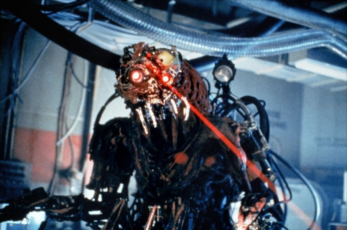 The alien bio-machine in Virus (1999)