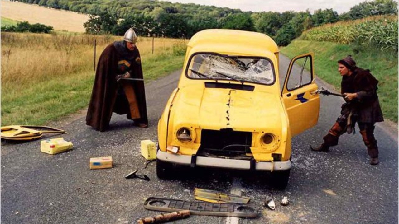 Jean Reno and Christian Clavier attack a car in The Visitors (1993)