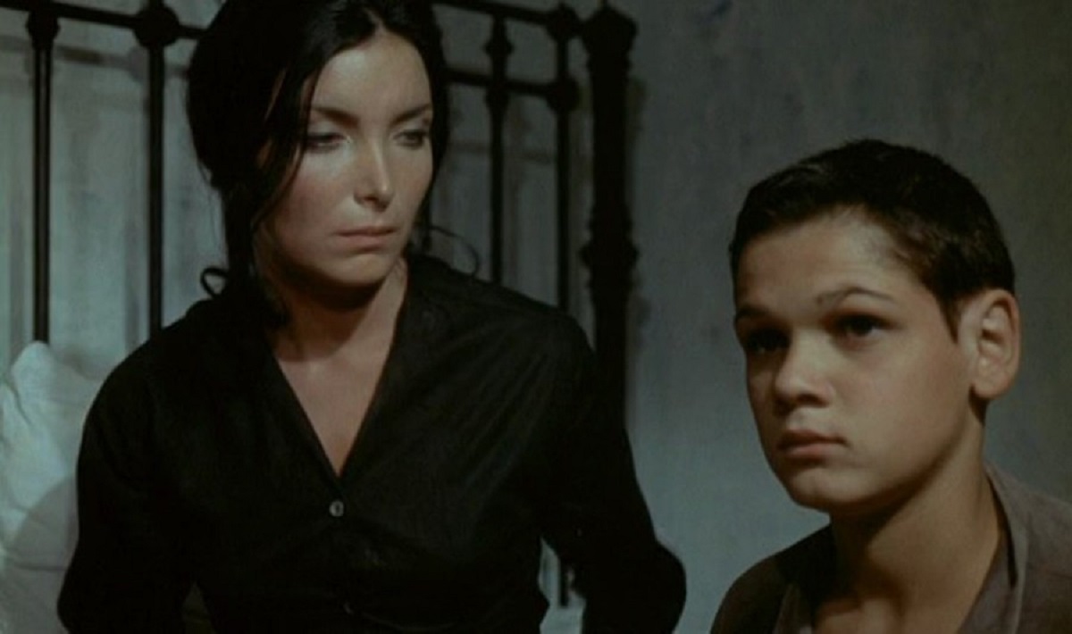 Young Fando (Mahdi Chaouch) and his mother (Nuria Espert) in Viva La Muerta (1971)