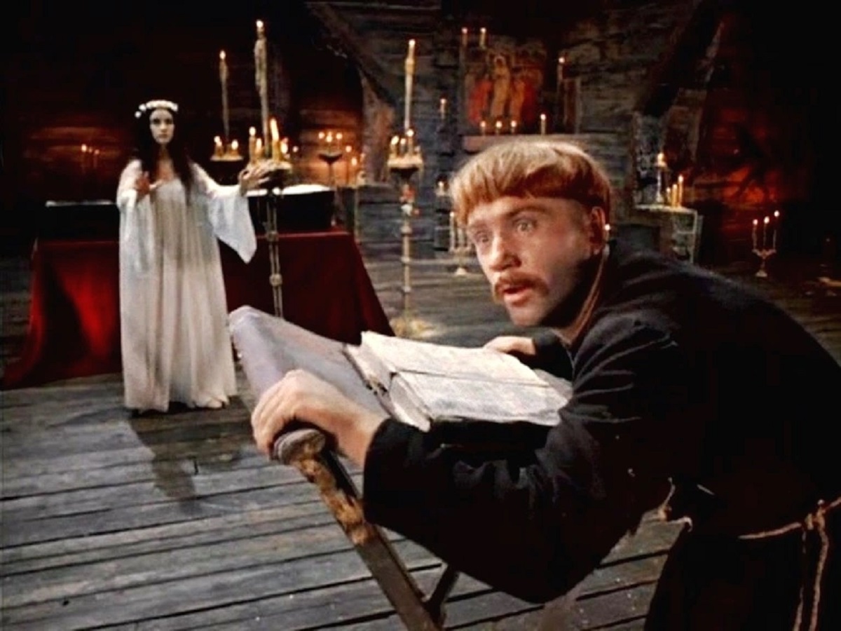 Monk Khoma Brutus (Leonid Kuravlyov) faces the ghost of the young woman (N. Varley) in Viy (1967)