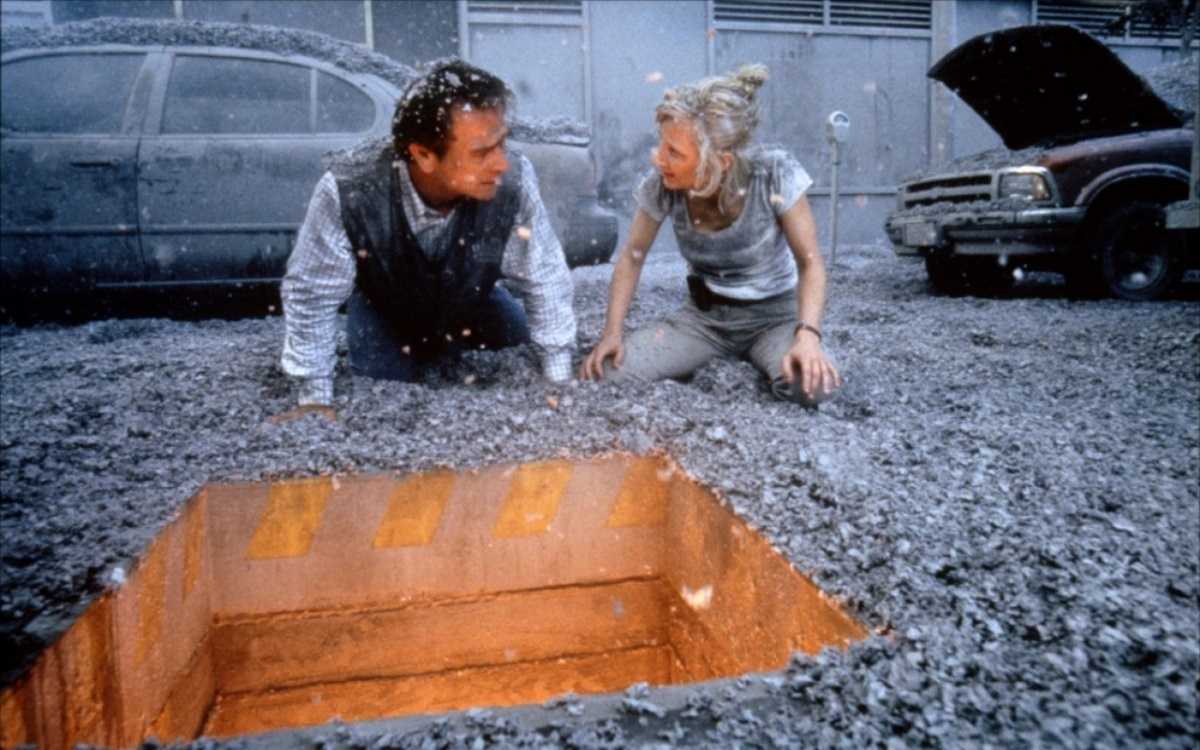 Tommy Lee Jones and Anne Heche detect lava running beneath the streets of L.A. in Volcano (1997)