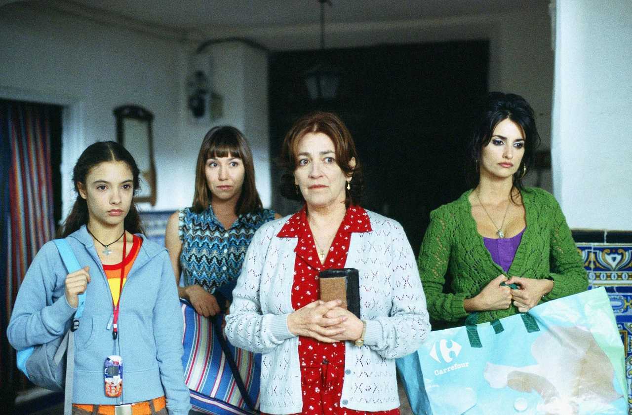 Yohana Cobo, Lola Dueñas, Carmen Maura and Penelope Cruz in Volver (2006)