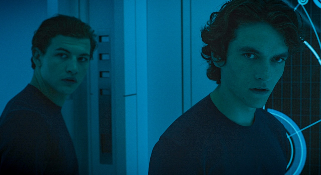 Christopher (Tye Sheridan) and Zac (Fionn Whitehead) in Voyagers (2021)