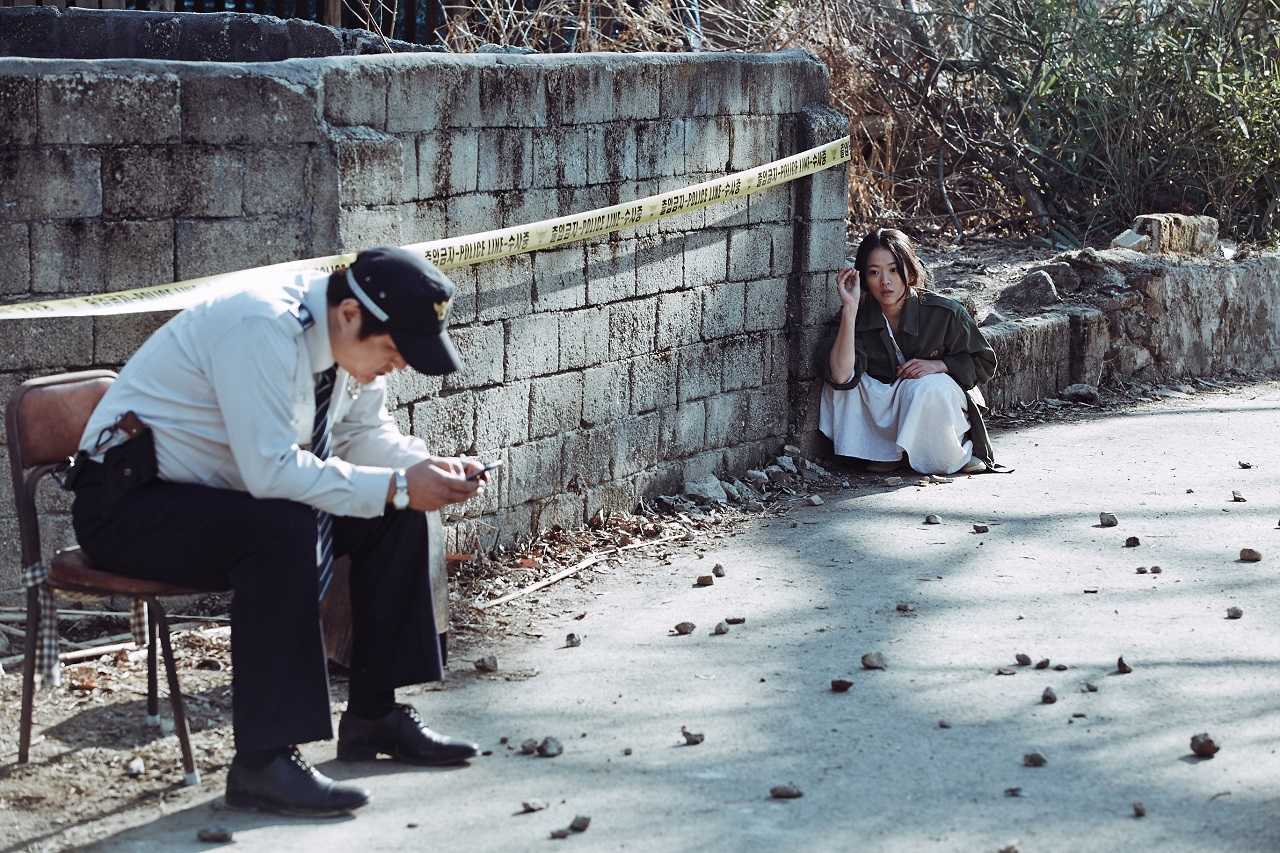 Police officer Kwak Do-won and mystery woman Chung Woo-hee in The Wailing (2016)