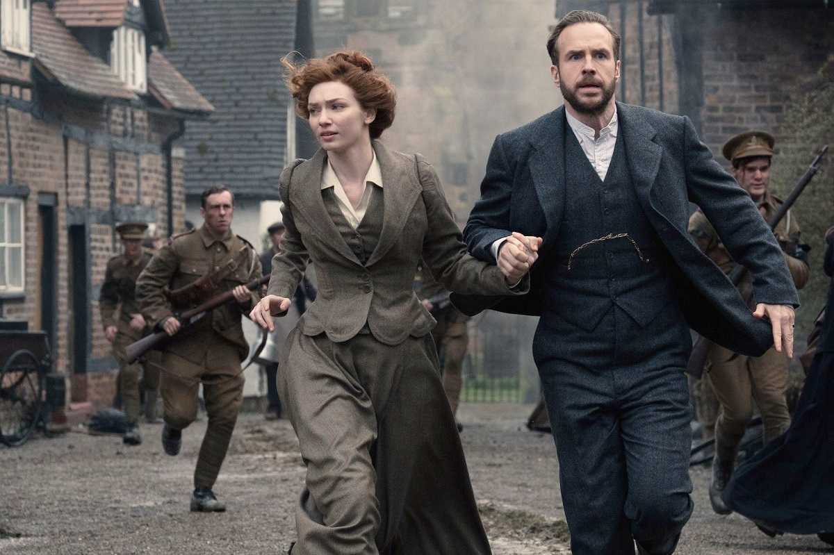 Amy (Eleanor Tomlinson) and George (Rafe Spall) in The War of the Worlds (2019)