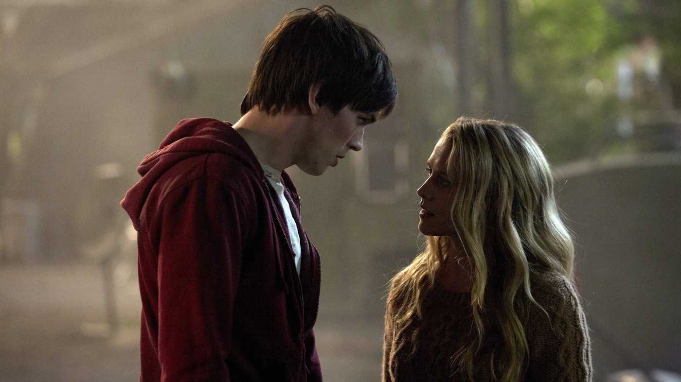 R (Nicholas Hoult) and Julie Grigio (Teresa Palmer) in Warm Bodies (2013)