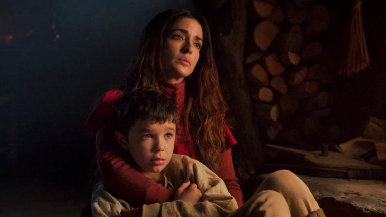 Mother (Inma Cuesta) and son Diego (Asher Flores) shelter from the monster outside in The Wasteland (2021)