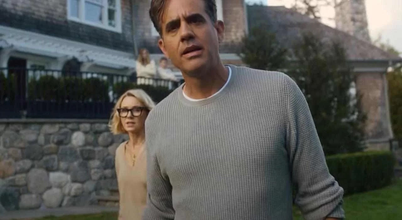 Nora (Naomi Watts) and Dean Brannock (Bobby Cannavale) in The Watcher (2022)