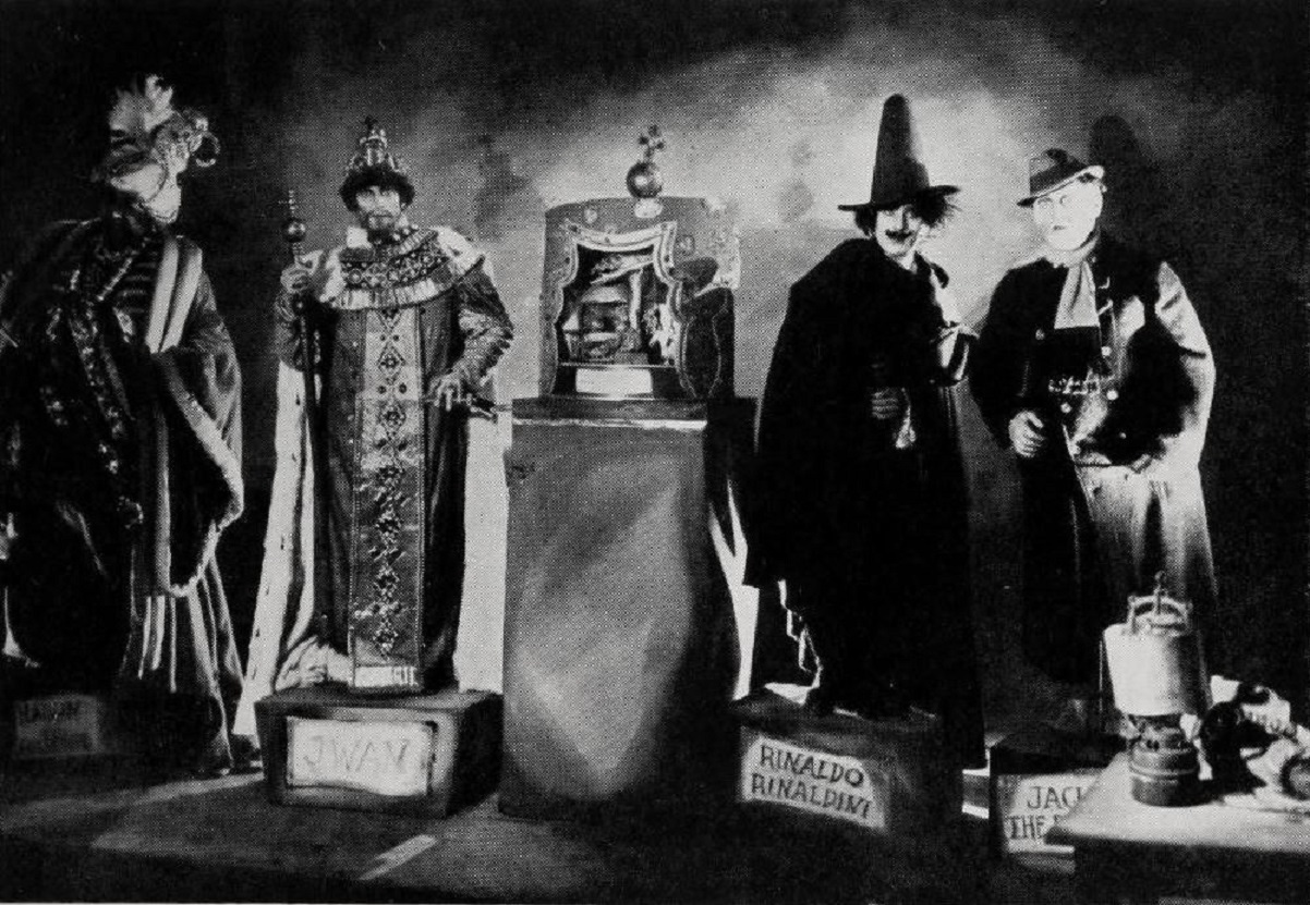 The wax museum in Waxworks (1924)