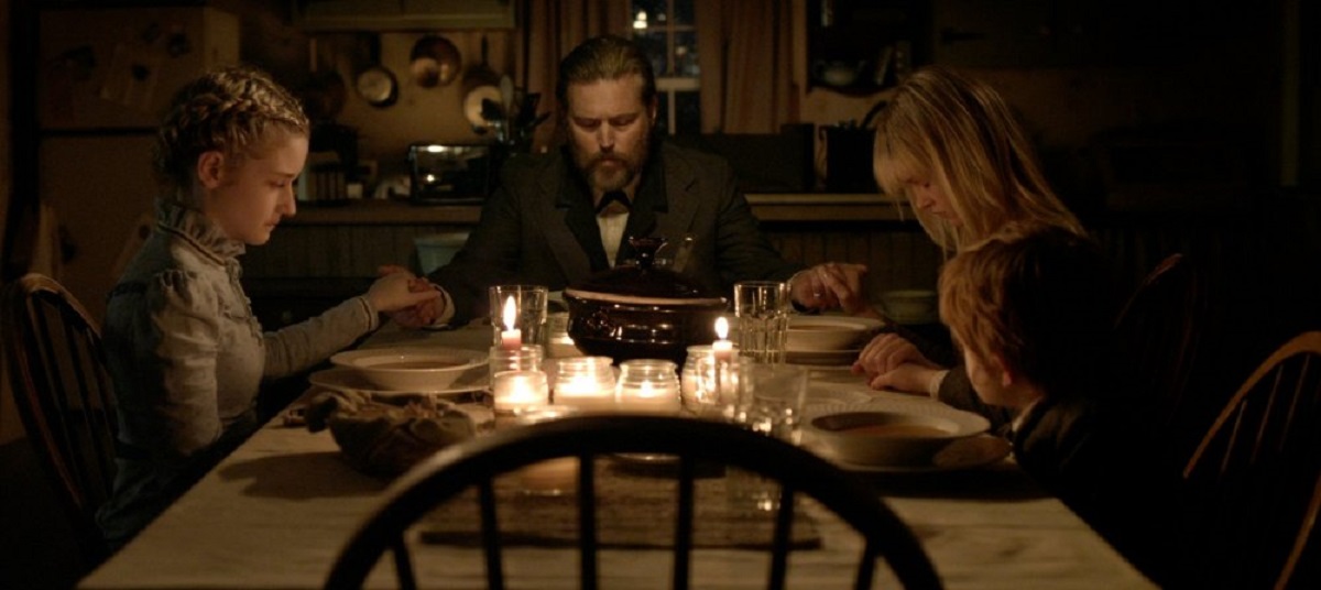 The Parker family sit down to dine - (l to r) Julia Garner, father Bill Sage, Ambyr Childers and Jack Gore in We Are What We Are (2013)