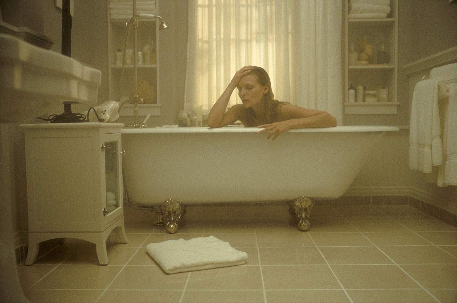 Michelle Pfeiffer in the bathtub in What Lies Beneath (2000)
