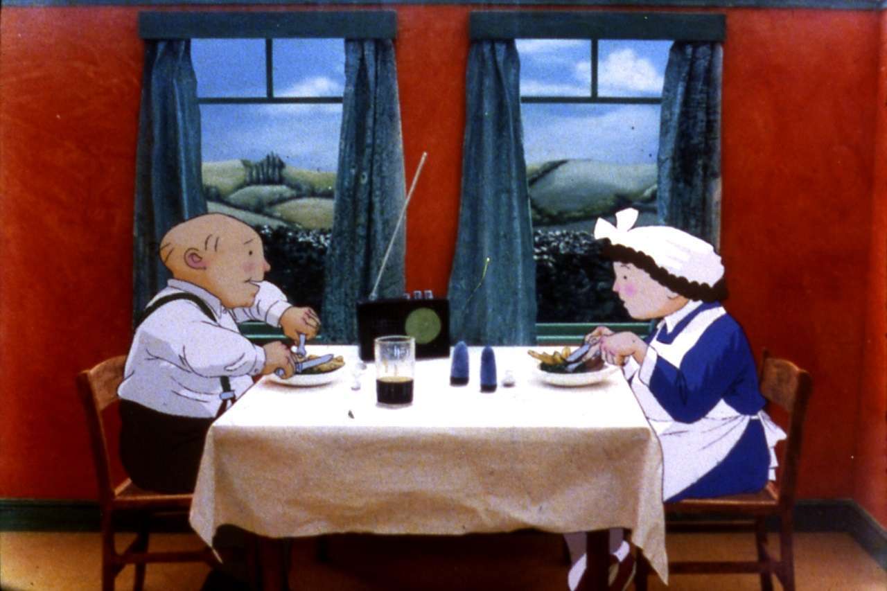 Jim and Hilda Bloggs (voiced by John Mills and Peggy Ashcroft) sit down to dinner in When the Wind Blows (1986)