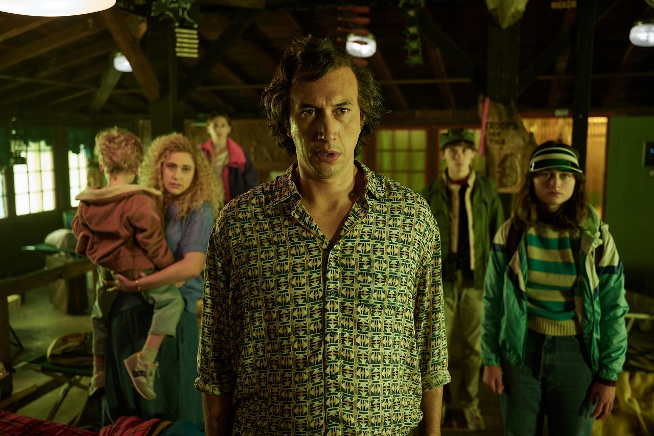 Greta Gerwig, Adam Driver, Raffey Cassidy, Sam Nivola and May Nivola in White Noise (2022)