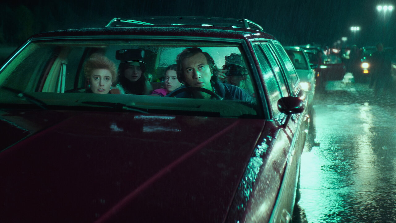 Great Gerwig, Adam Driver and family flee in White Noise (2022)