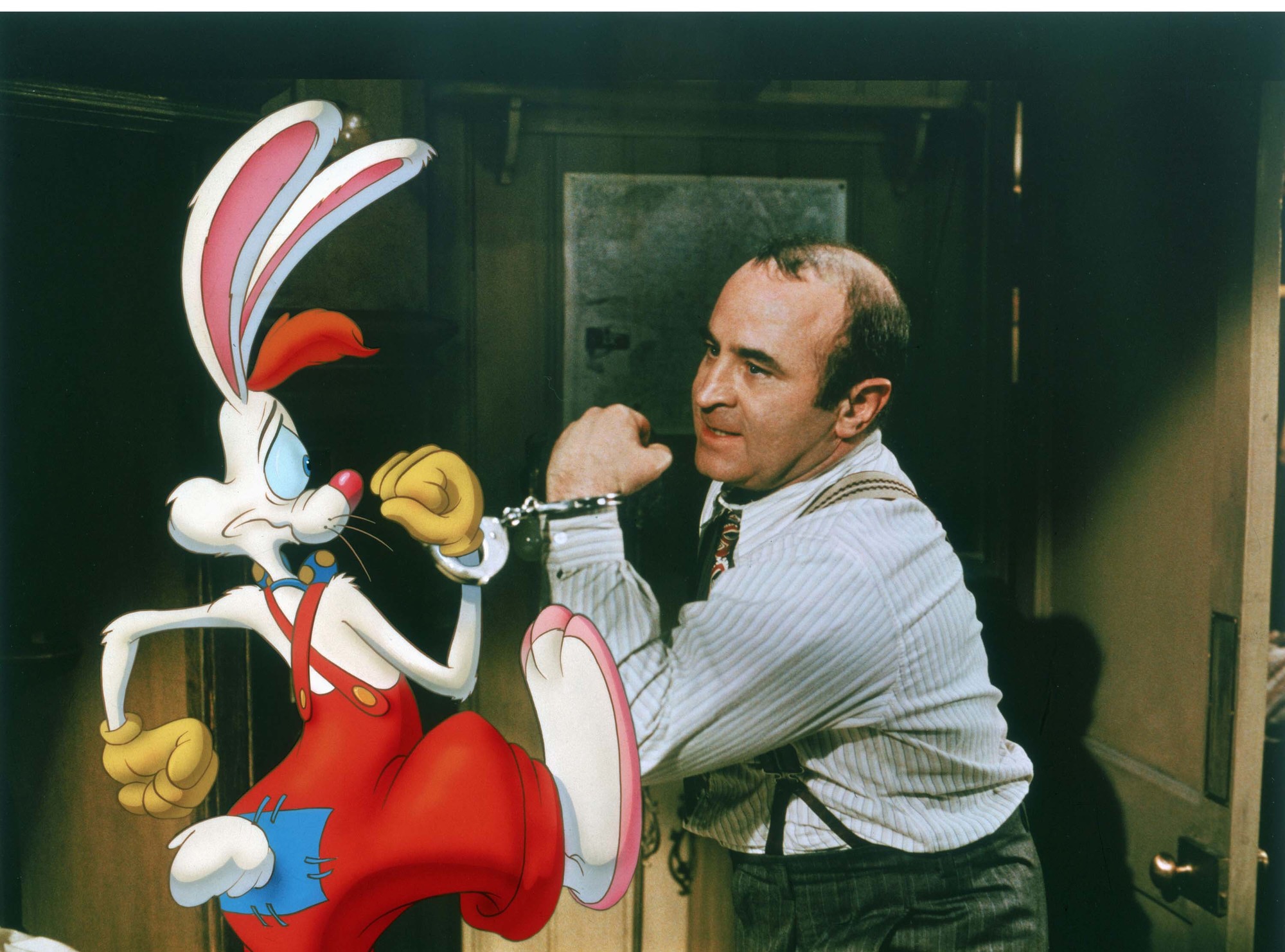 Eddie Valiant (Bob Hoskins) handcuffed to Roger Rabbit in Who Framed Roger Rabbit? (1988)