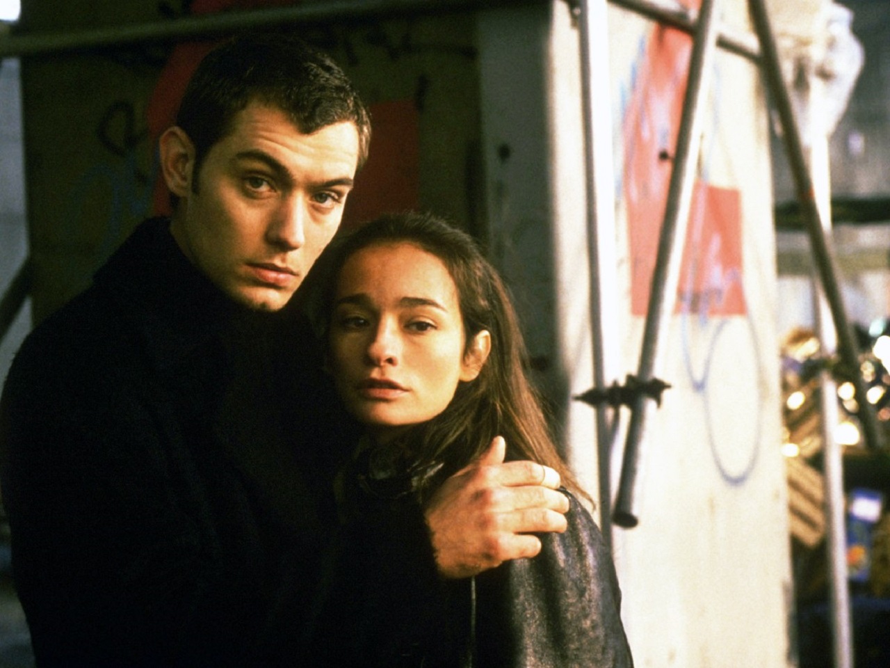 Jude Law and Elina Löwensohn in The Wisdom of Crocodiles (1998)