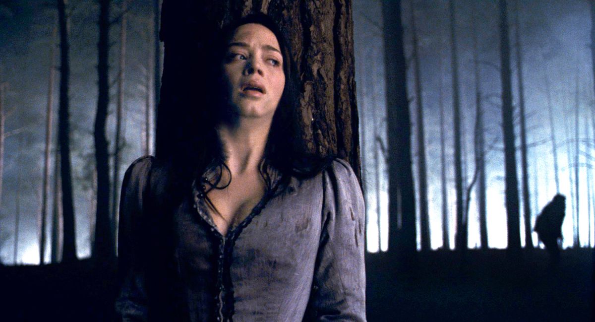 Emily Blunt hunted by the werewolf in The Wolfman (2010)