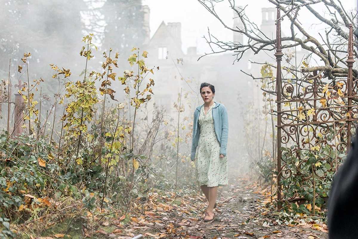 Phoebe Fox arrives at Eel Marsh House in The Woman in Black: Angel of Death (2014)