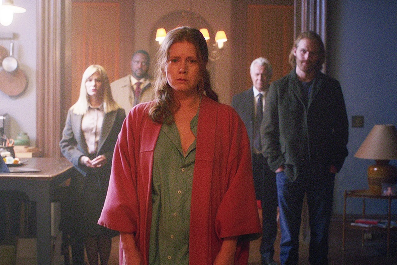 Jennifer Jason Leigh, Brian Tyree Henry, Amy Adams, Gary Goldman and Wyatt Russell in The Woman in the Window (2021)