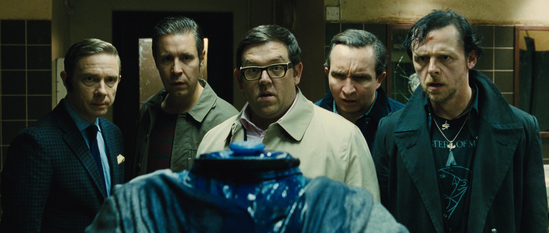 Martin Freeman, Paddy Considine, Nick Frost, Eddie Marsan and Simon Pegg deal with a decapitated android in The World's End (2013)