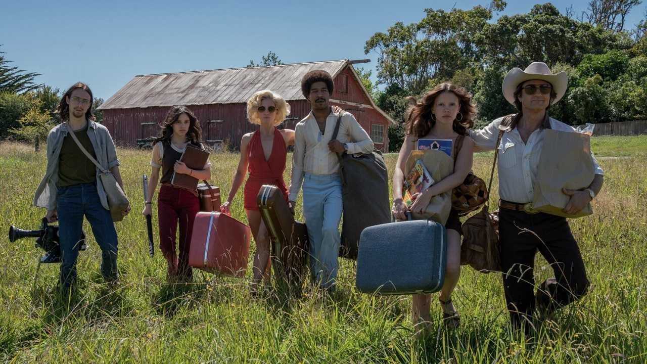 The film crew arrive on the farm - Owen Campbell, Jenny Ortega, Brittany Snow, Scott Mescudi, Mia Goth and Martin Henderson in X (2022)