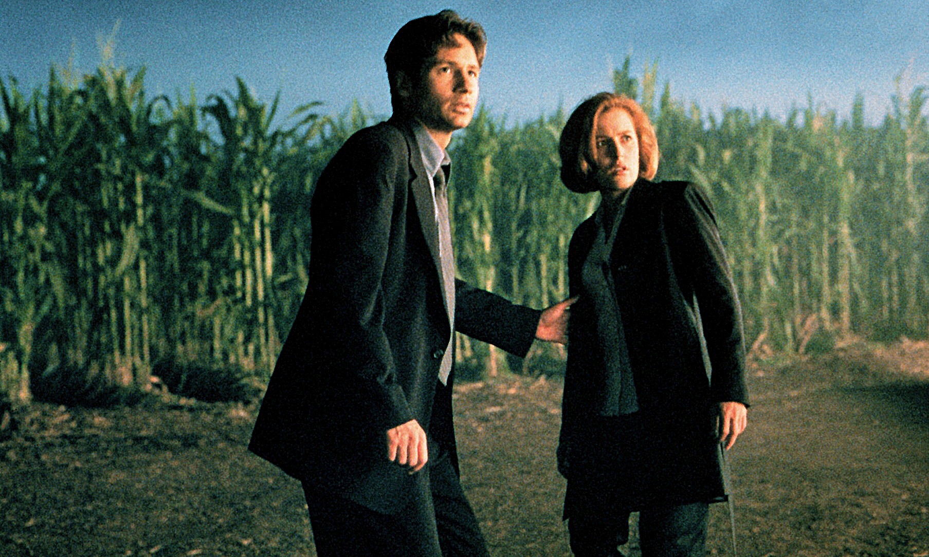 FBI agents Fox Mulder (David Duchovny) and Dana Scully (Gillian Anderson) in The X Files (1998)