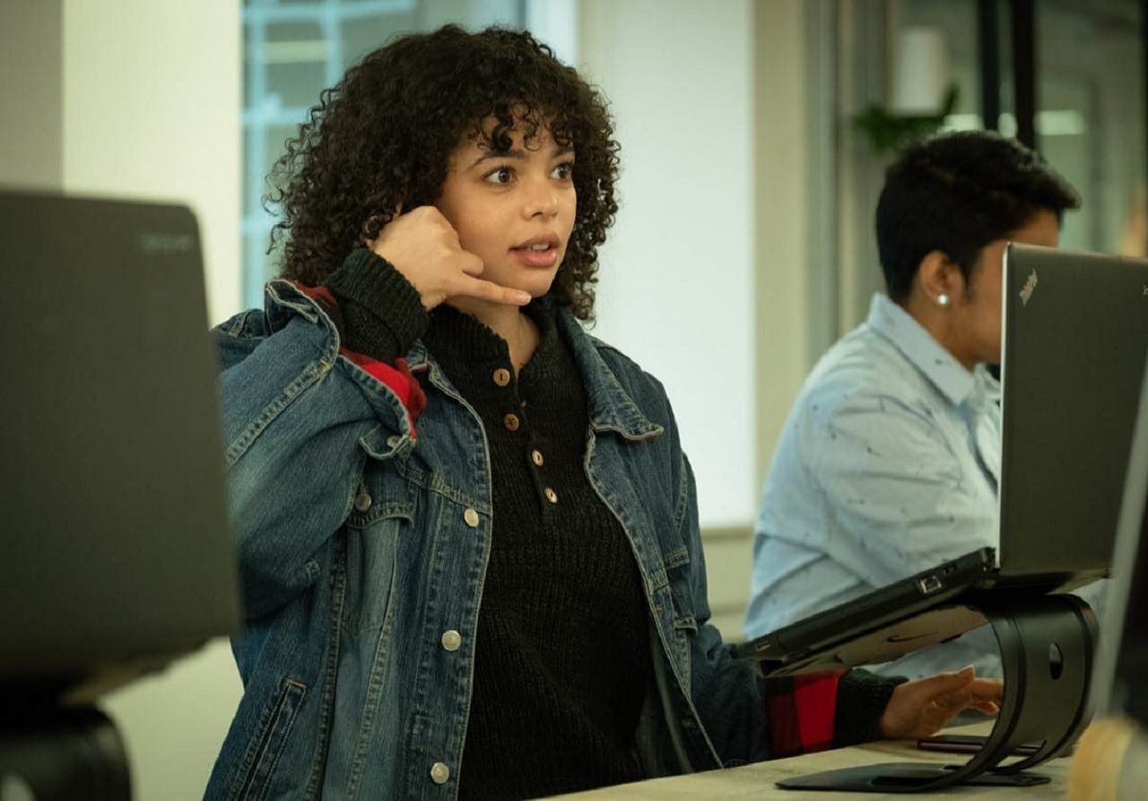 Lydia West as Bethany Bisme-Lyons with hand cellphone in Years and Years (2019)