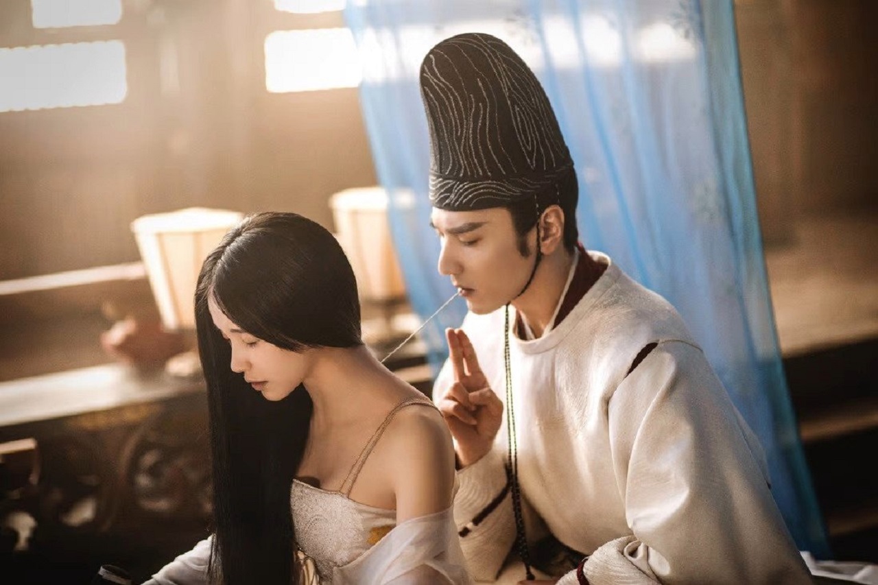 Qing Ming (Mark Chao) sucks demon tendrils out of The Princess (Olivia Wang) in The Yin-Yang Master: Dream of Eternity (2020) 