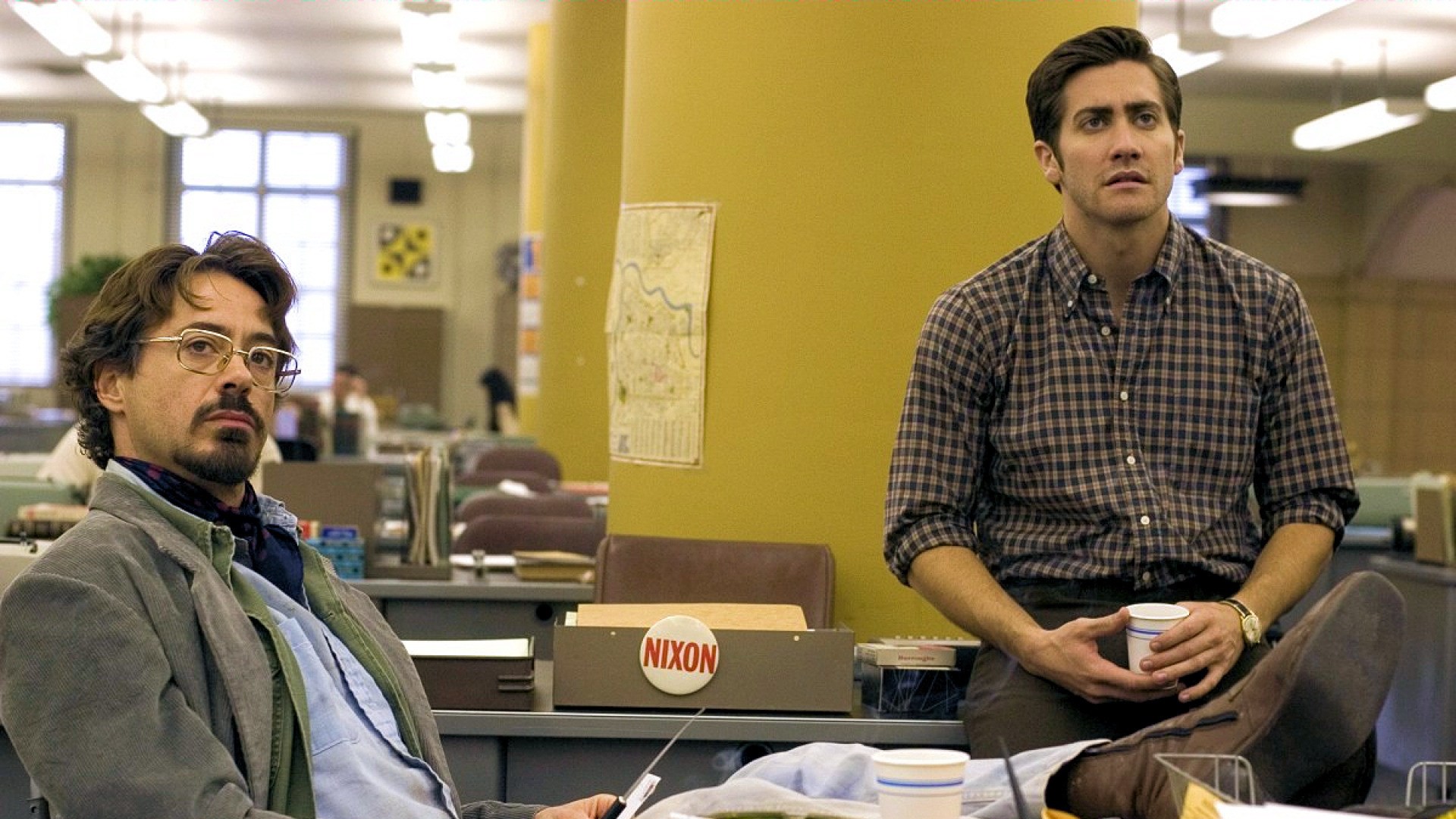 (l to r) Journalist Paul Avery (Robert Downey Jr) and cartoonist Robert Graysmith (Jake Gyllenhaal) begin their investigation into the case in Zodiac (2007)