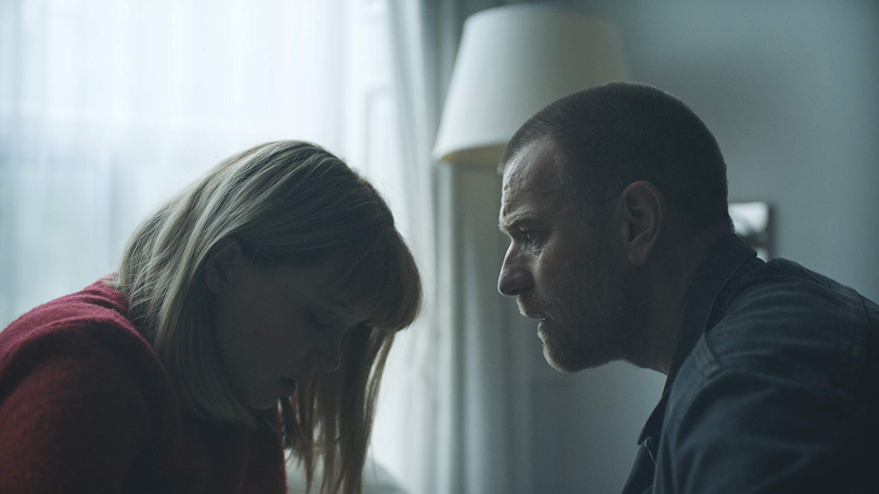 Romance between android and creator (Lea Seydoux and Ewan McGregor) in Zoe (2018)