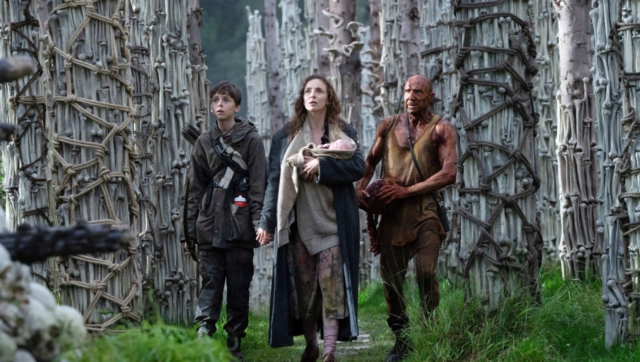 Spike (Alfie Williams), Jodie Comer and Dr Kelson (Ralph Fiennes) in 28 Years Later (2025)